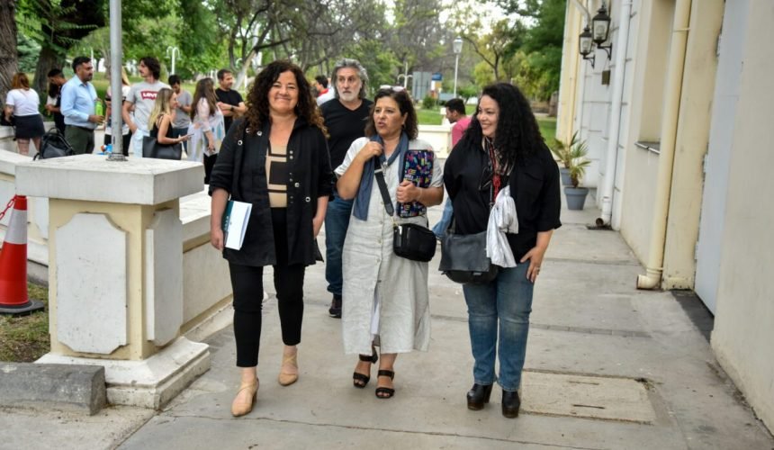 En el ex Hospital Emilio Civit - Parque General San Martín se realizó la Conferencia de prensa  del convenio con Flia Quino. estuvieron presentes: Mario Isgro, ministro de Planificación e Infraestructura. Nora Vicario, ministra de Turismo y Cultura. Julieta Colombo, apoderada y curadora de la obra de Manuel Salvador Quino.