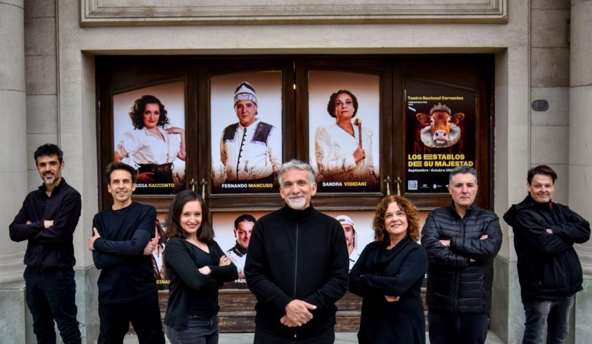 Elenco y director de Los Establos de Su Majestad