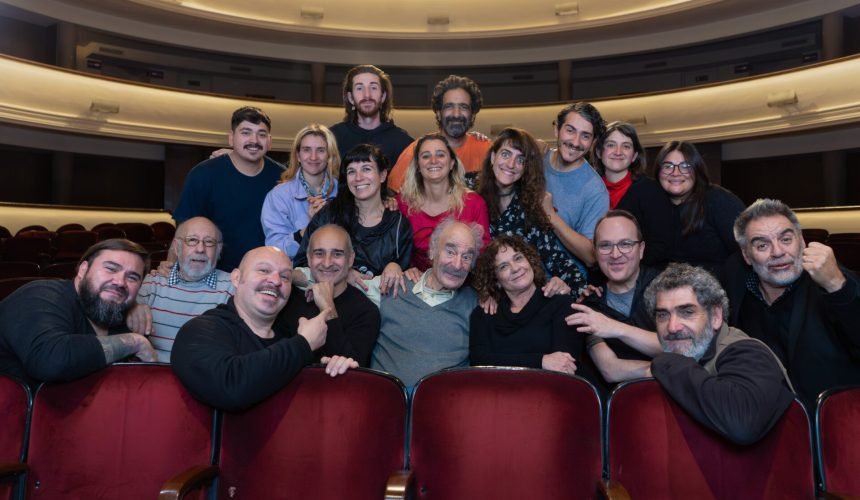 Ernesto Suárez y los actores y actrices que lo acompañarán en el Festejo Teatral (1)