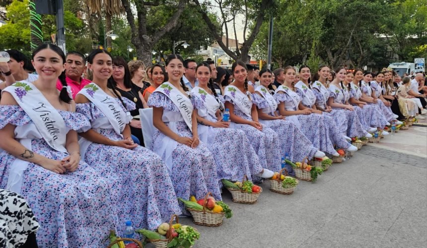 Las 15 candidatas en la Bendición de los Frutos