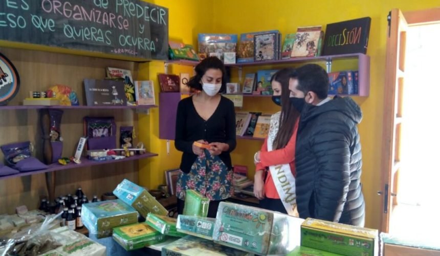 Mayra Tous retirando juguetes 2