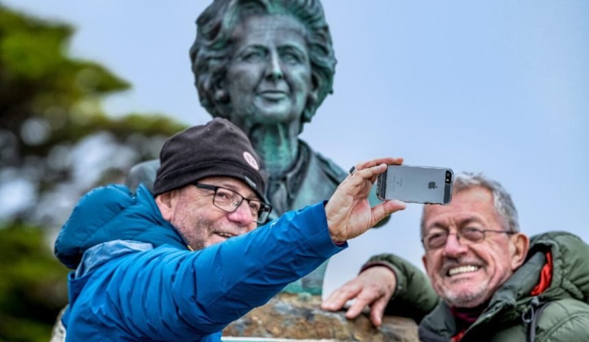 Selfie con la Estatua de Margareth Tatcher